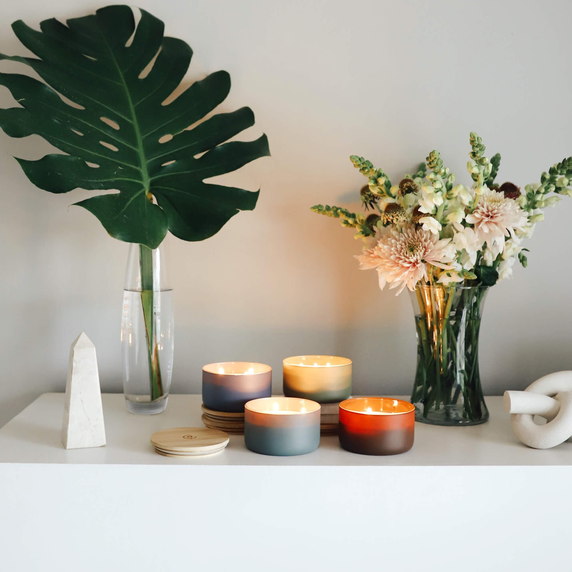 Calyan Wax Co. Candela a 3 stoppini, serie Resilience, candela profumata Evergreen + eucalipto, 30+ ore di combustione, candele di soia con 3 stoppini, cera di soia non tossica e vegana, candele