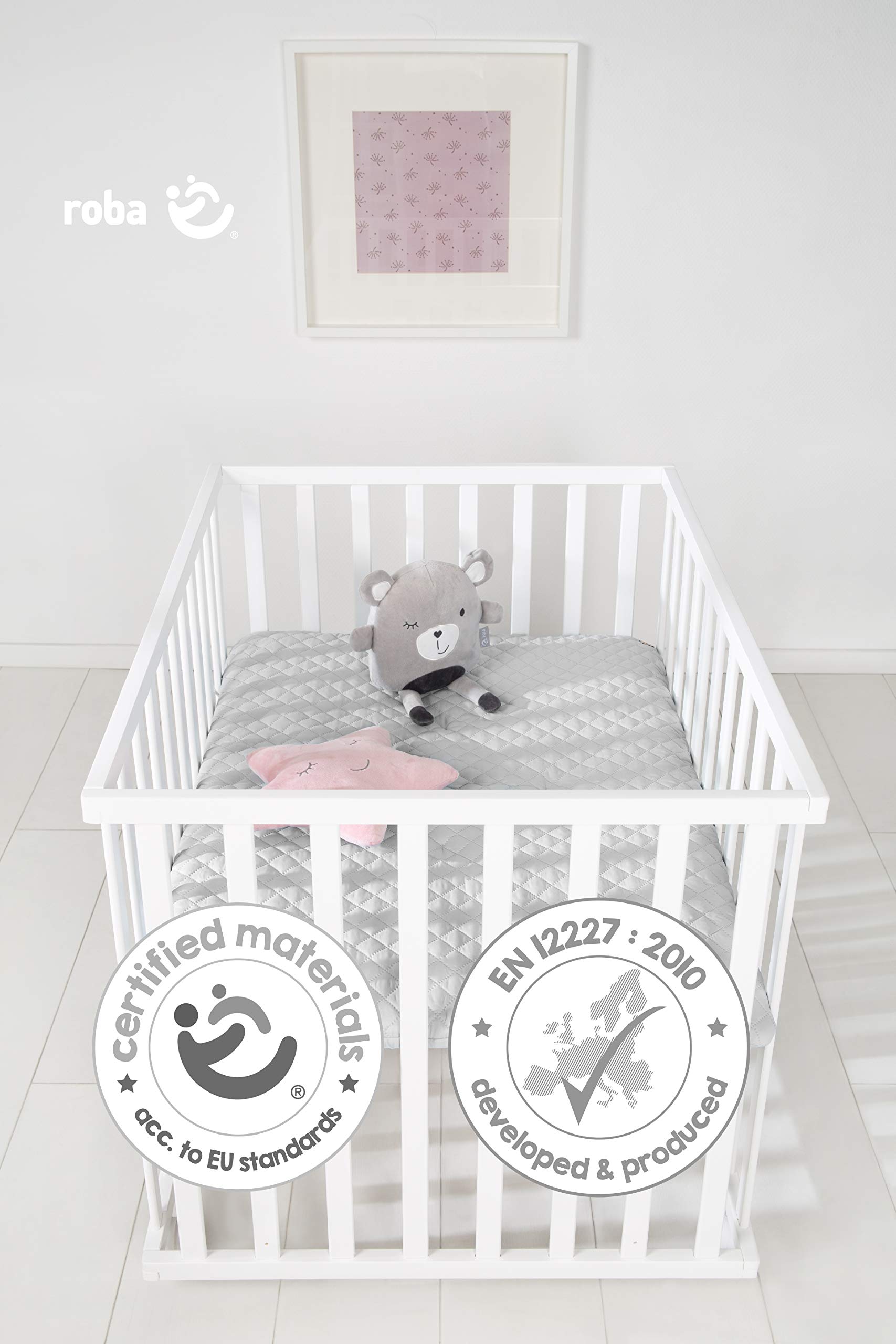 roba Parc Bébé en Bois 75 x 100 cm + Tapis de Parc roba Style Gris - Base Ajustable en Hauteur sur 3 Niveaux - Roulettes avec Freins - Laqué Blanc