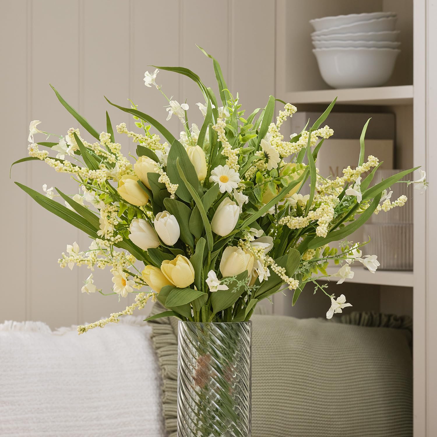 Lights4fun Ramo de flores primavera-verano en tonos amarillos con tulipanes artificiales, flores y verde | sin luz | decoración Pascua primavera verano para mesa y salón | altura 60 cm
