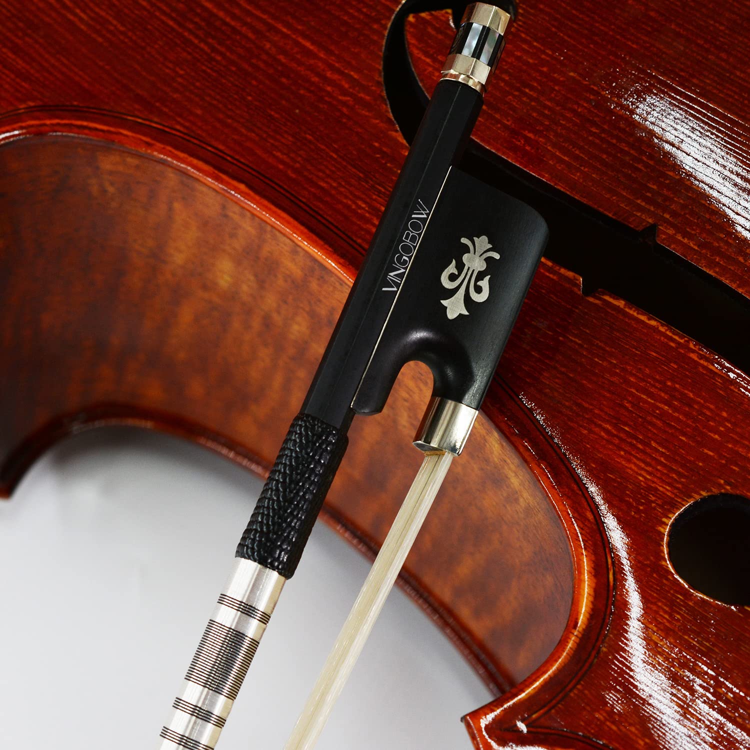 Fiocco per violoncello in fibra di carbonio 4/4, fiocco per violoncello naturale fatto a mano, ben bilanciato con rana in ebano Fleur-de-Lis per tutti i livelli di abilità