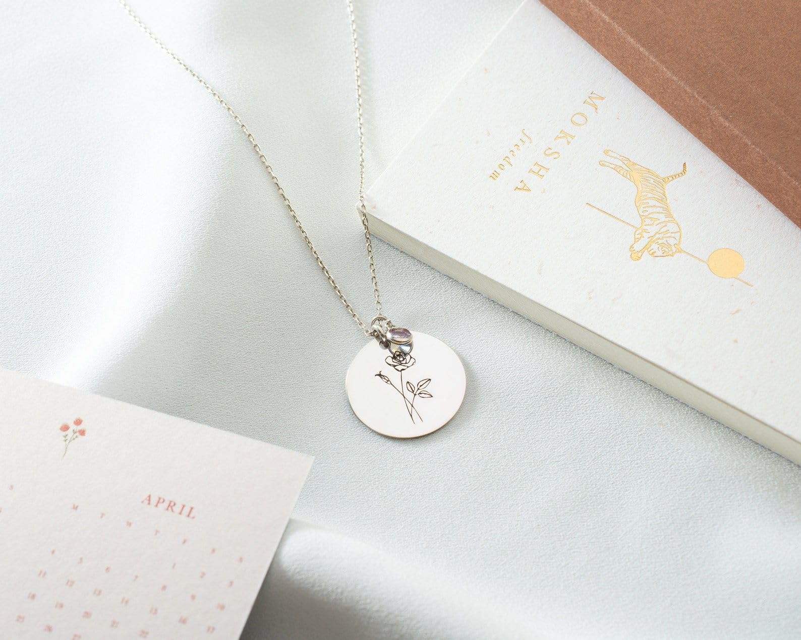 Personalizzato fiore del mese di nascita collana, oro personalizzato argento inciso delicato per mamma novembre