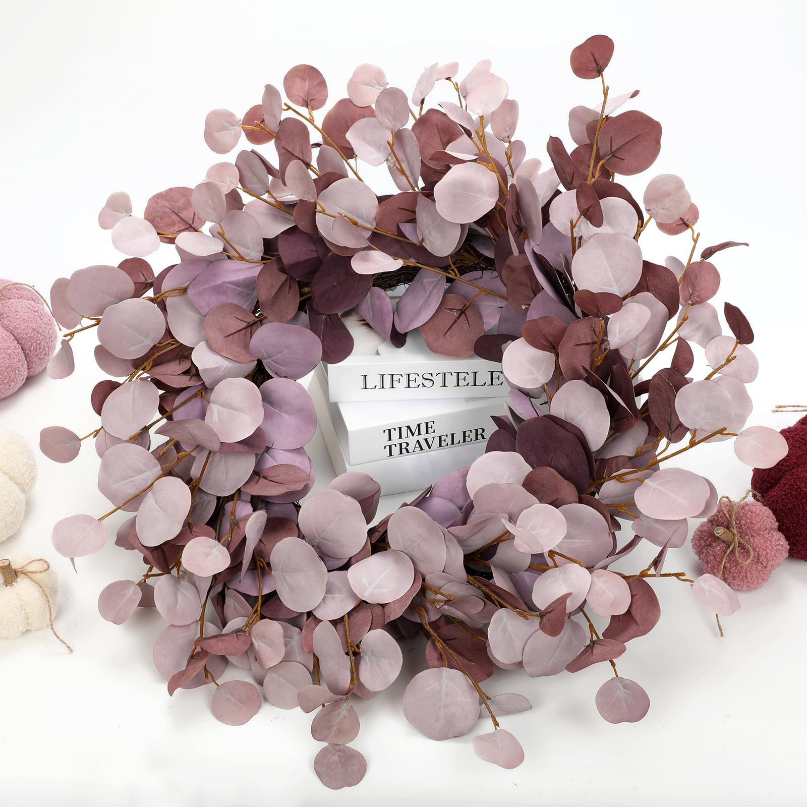Künstlicher Eukalyptuskranz Ø 61 cm – Türkranz mit Grapevine-Basis, Dekokranz in Bordeaux – Kunstkranz für Haustür, Wanddeko, Fenster & Herbst Frühling Dekoration