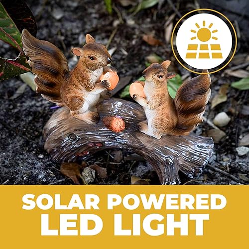 Miniatura 2 de Lámpara de jardín de LED alimentada por luz solar con figura de ardillas en un tronco.