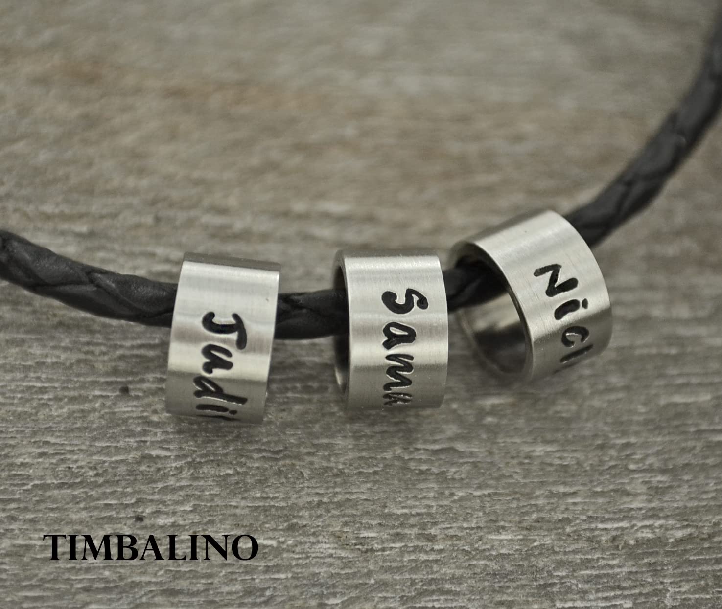 Personalisierte Halskette mit 3 Gravur-Anhängern aus Edelstahl – Individuelle Kette mit Wunschnamen & Datum – Lederband oder Edelstahlkette – Handgefertigt – Geschenk für Damen & Herren