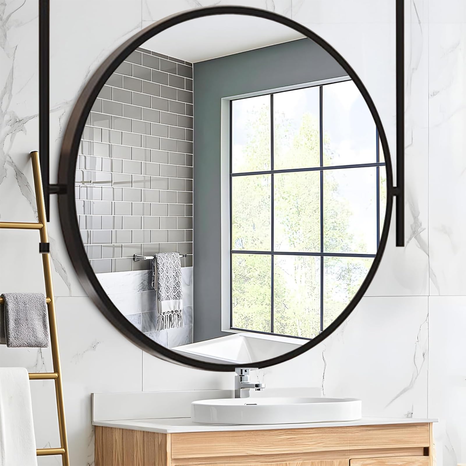 Miroir suspendu au plafond noir pour optimiser les petites salles de bain