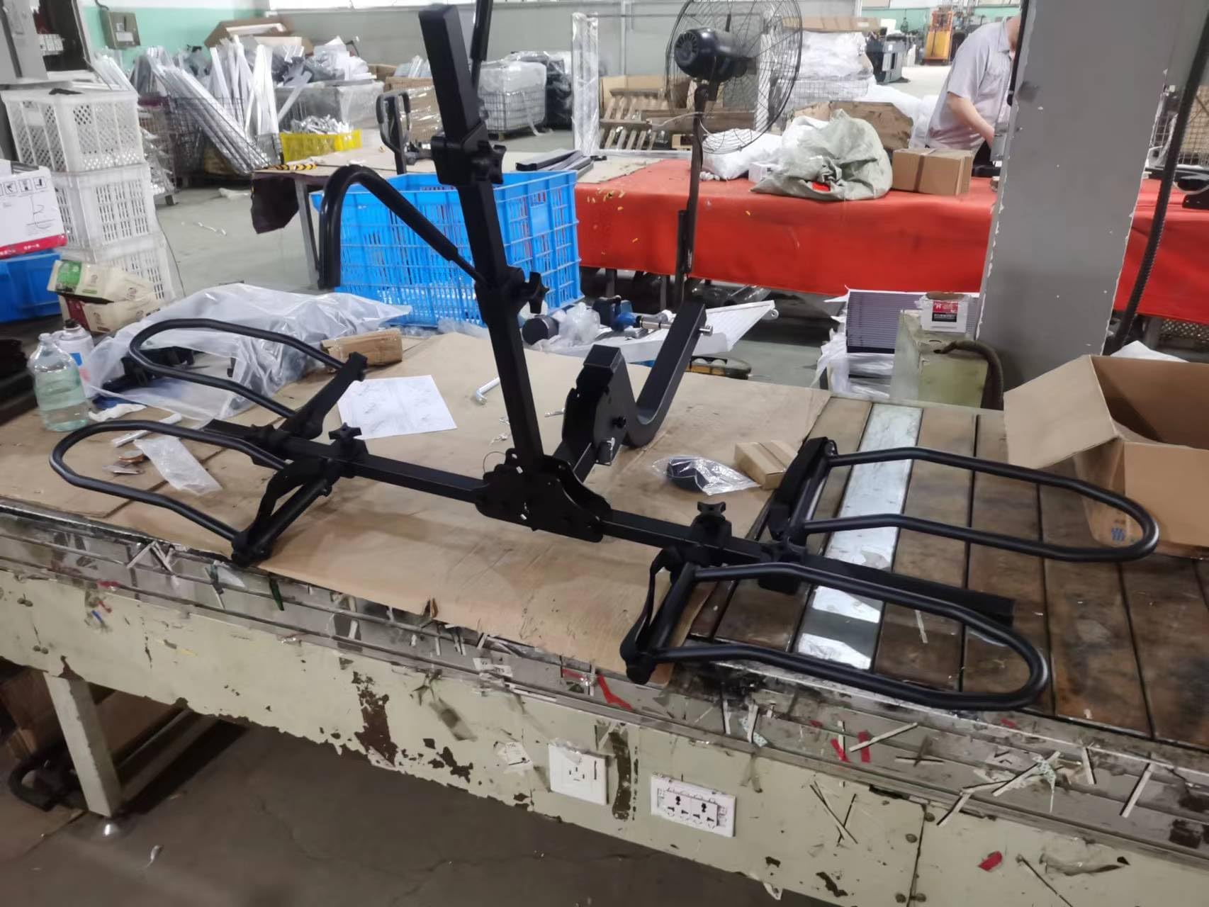 Portabici Posteriore Pieghevole 2 Biciclette Resistente Montare Sul Gancio Traino Acciaio Q235 Capacità Carico 180 Libbre Adatto a Ruote Larghe Fino 5,5" Piattaforma Cinghie e Accessori Sicurezza Auto