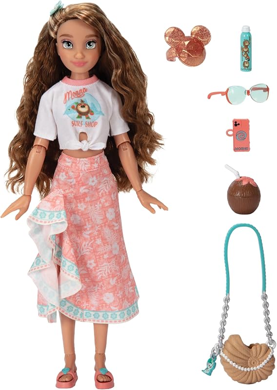 ¡Las muñecas de moda Disney 4EVER Moana inspiradas en 11.5"de alto con 13 puntos de articulación, vienen con accesorios lindos inspirados en Moana y un anillo de Mickey brillante para que lo uses!