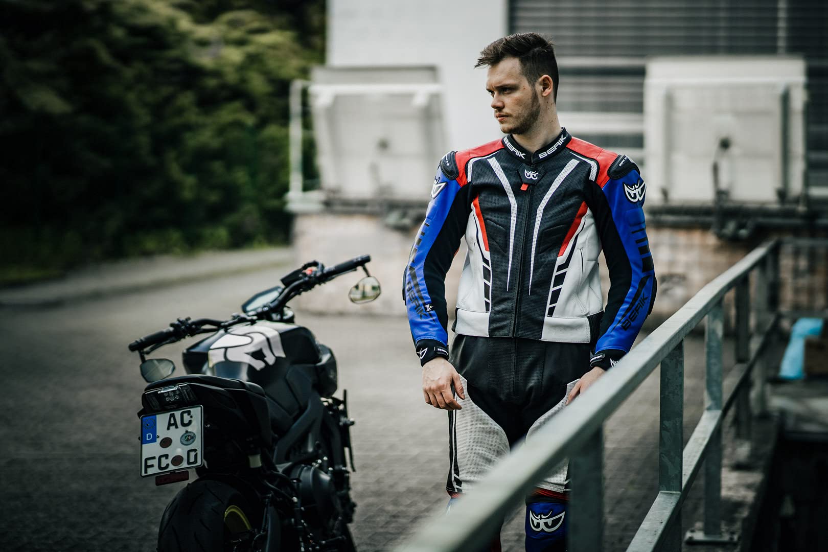 Berik XR-Ace 2-Teiler Motorrad Lederkombi, schwarz/weiß/rot/blau, 48 | CE-Protektoren