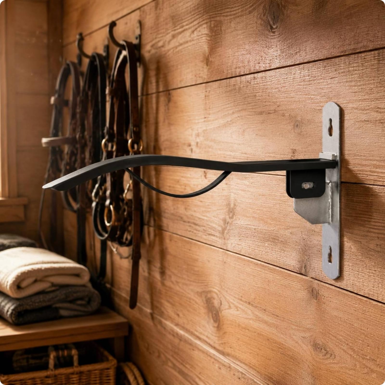 Porta Sella da Parete Rack Staffa Appendisella Struttura in Metallo Braccio Curvo Pieghevole Installazione Resistente Adatto per Stalle Manutenzione Ambienti Equestri Soluzione Salvaspazio