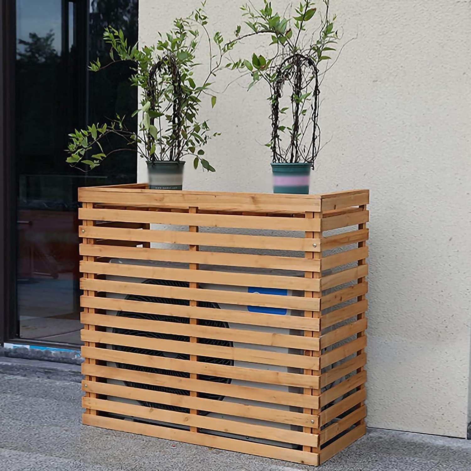 Cache-climatiseur bois pour aménager un balcon fleuri et cacher les bacs