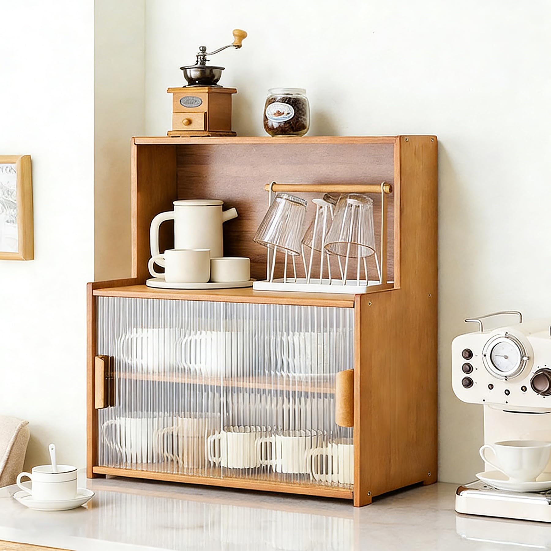 Tarros de especias y tazas ordenados en este organizador de mesa de diseño