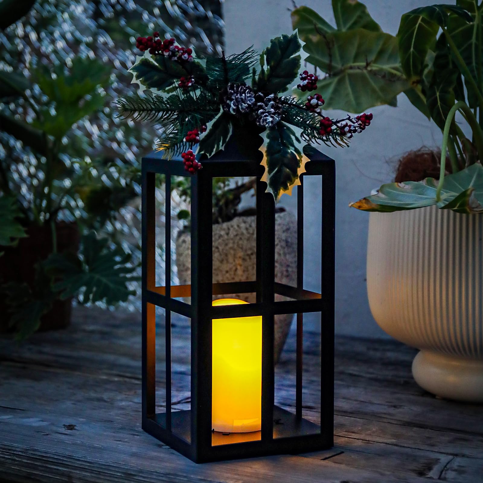 Paquete de 2 faroles de Navidad con vela LED sin llama, piñas y bayas de acebo, decoración de mesa o porche, iluminación navideña que funciona con pilas
