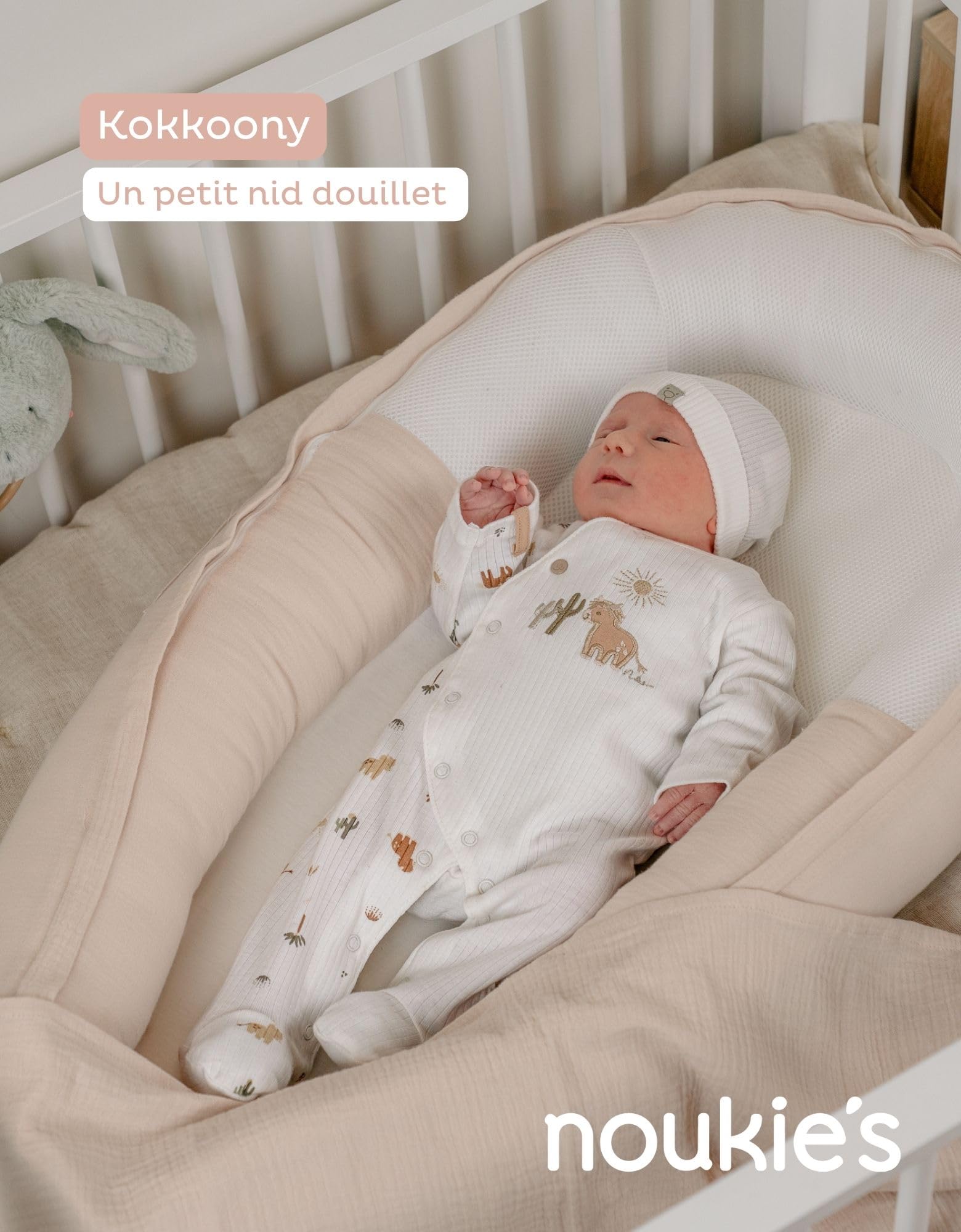 Noukie's Réducteur de lit Kokkoony Nid bébé Beige Polyester - Coussin ergonomique bébé - Repos bébé – Tissu Brodé –Cocon bébé - Nid bébé - Cadeau Naissance - évolutif - déhoussable