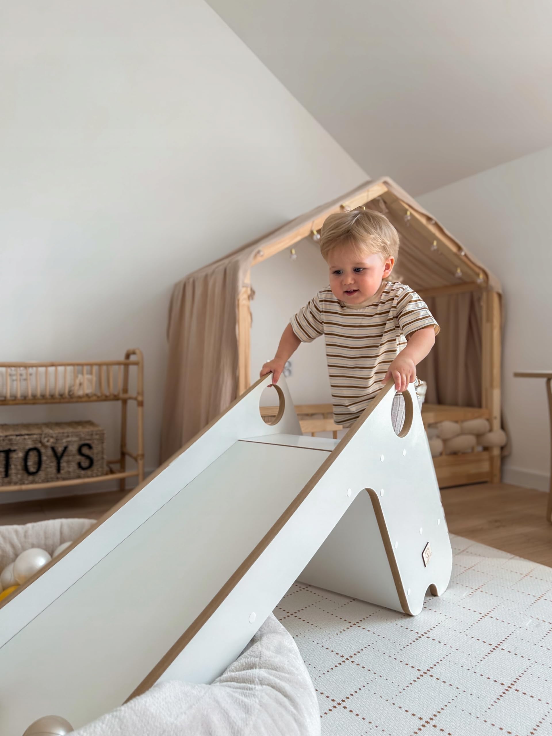 MISIOO Tobogán infantil para interior – Diversión segura a partir de 1 año – Tobogán infantil interior para niños – Tamaño compacto 115 x 34,5 x 52 cm – Perfecto para interiores