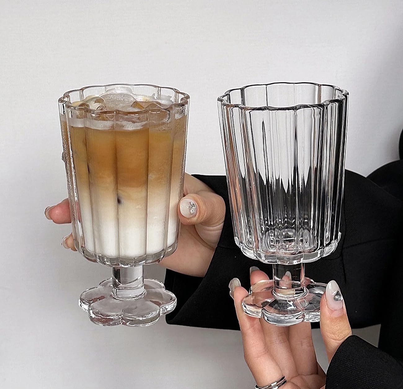 Fuß Eisbecher Trinkgläser Set von 2 (Durchsichtig), Blütenblatt Stil Glas Becher, geeignet für Saft, Eis, Cocktails, Dessert Mehr.