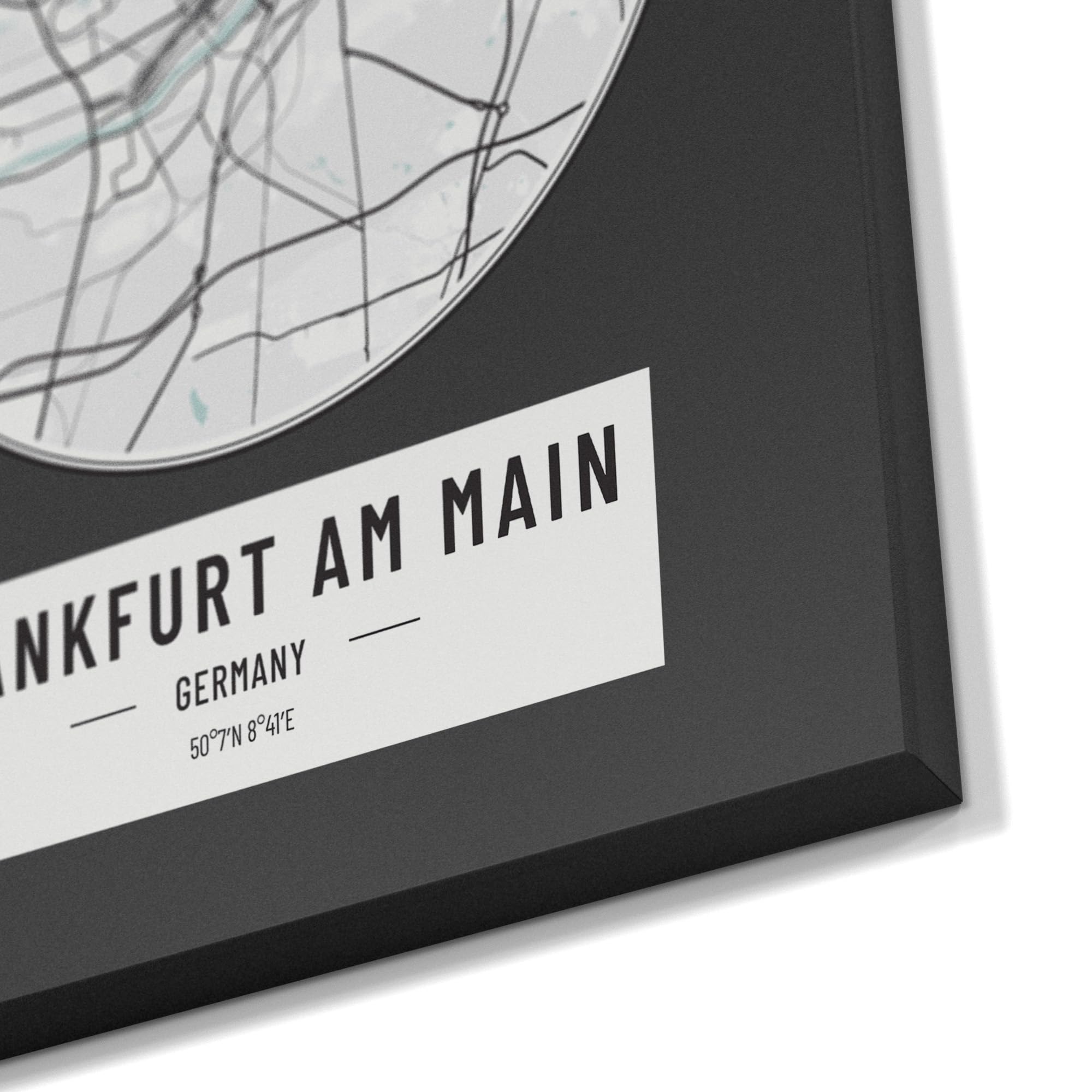 DEQORI Magnetyczna tablica do pisania kredą z nadrukiem UV | motyw "mapa miasta Frankfurt" | prostokątna, 90 x 60 cm | metalowa tablica kredowa do pisania – dekoracja ścienna do kuchni, korytarza