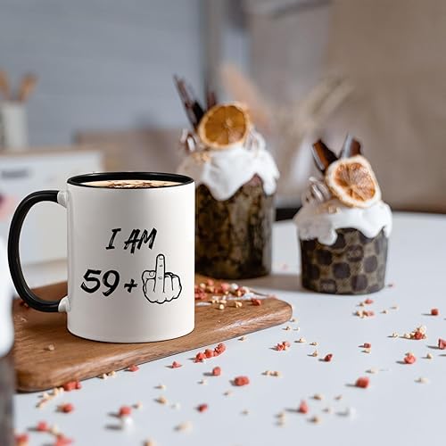 Miniatura 9 de YHRJWN - Regalos de cumpleaños número 60 para hombres y mujeres, taza de café con el dedo medio "I Am 59 Plus para papá, mamá y amigos, ideas de