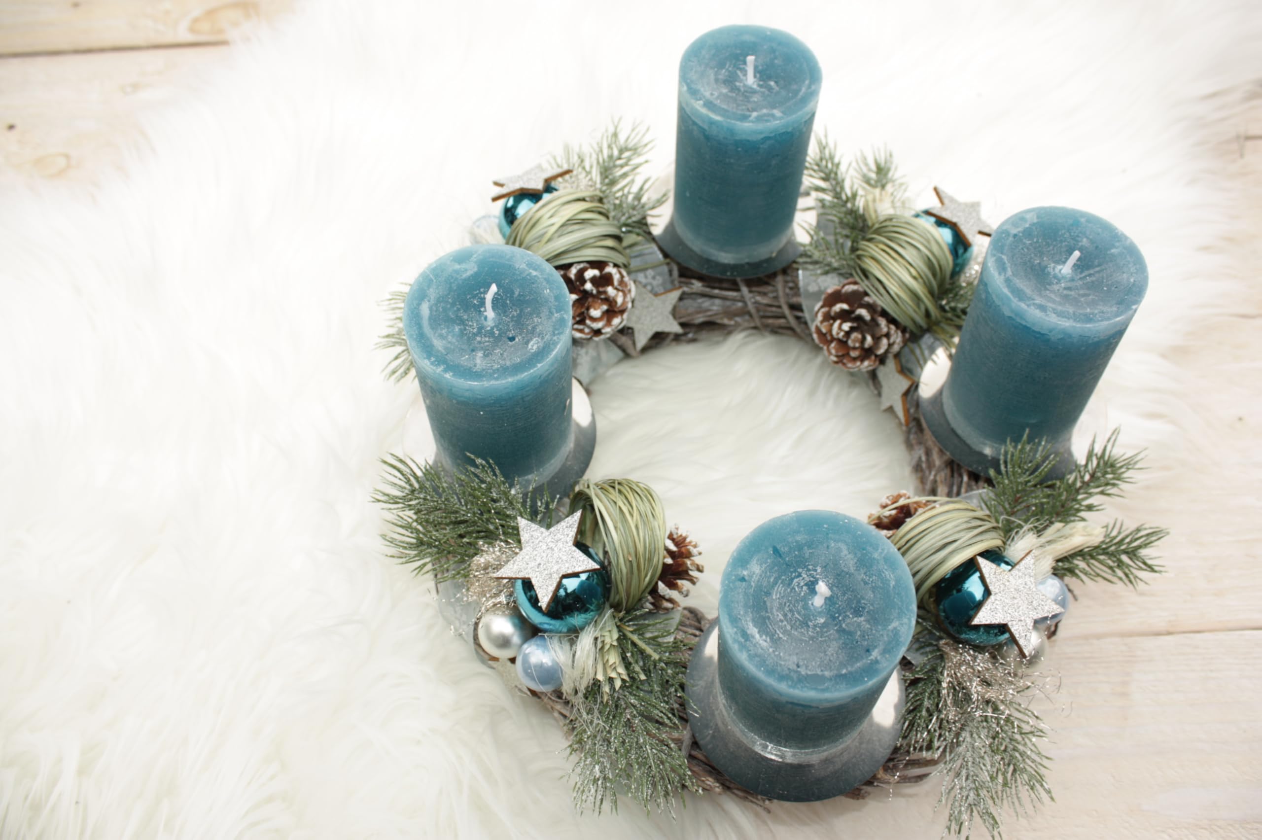 Adventskranz D30cm, Azurblau Silber | Durchgewachst