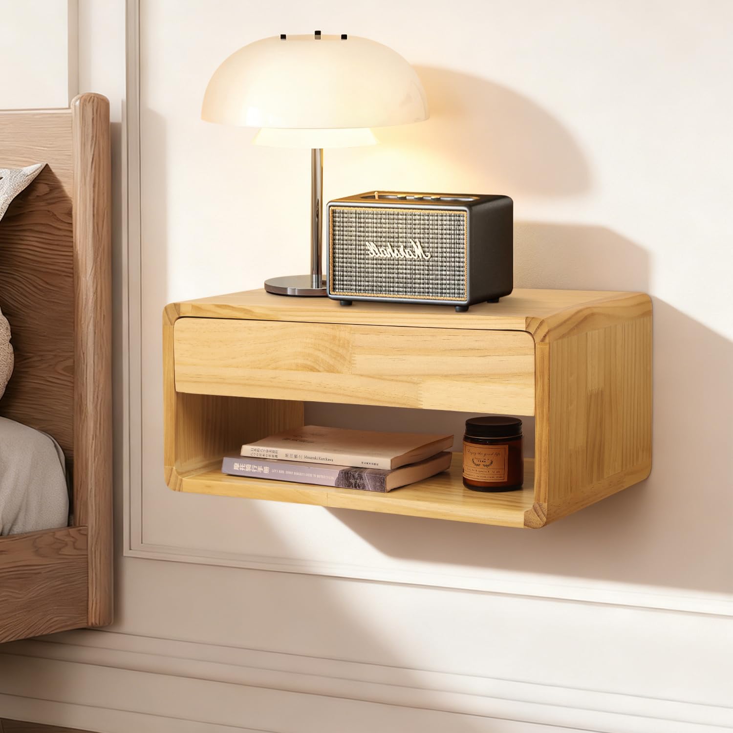 Table de chevet flottante en bois naturel pour une chambre chaleureuse et apaisante