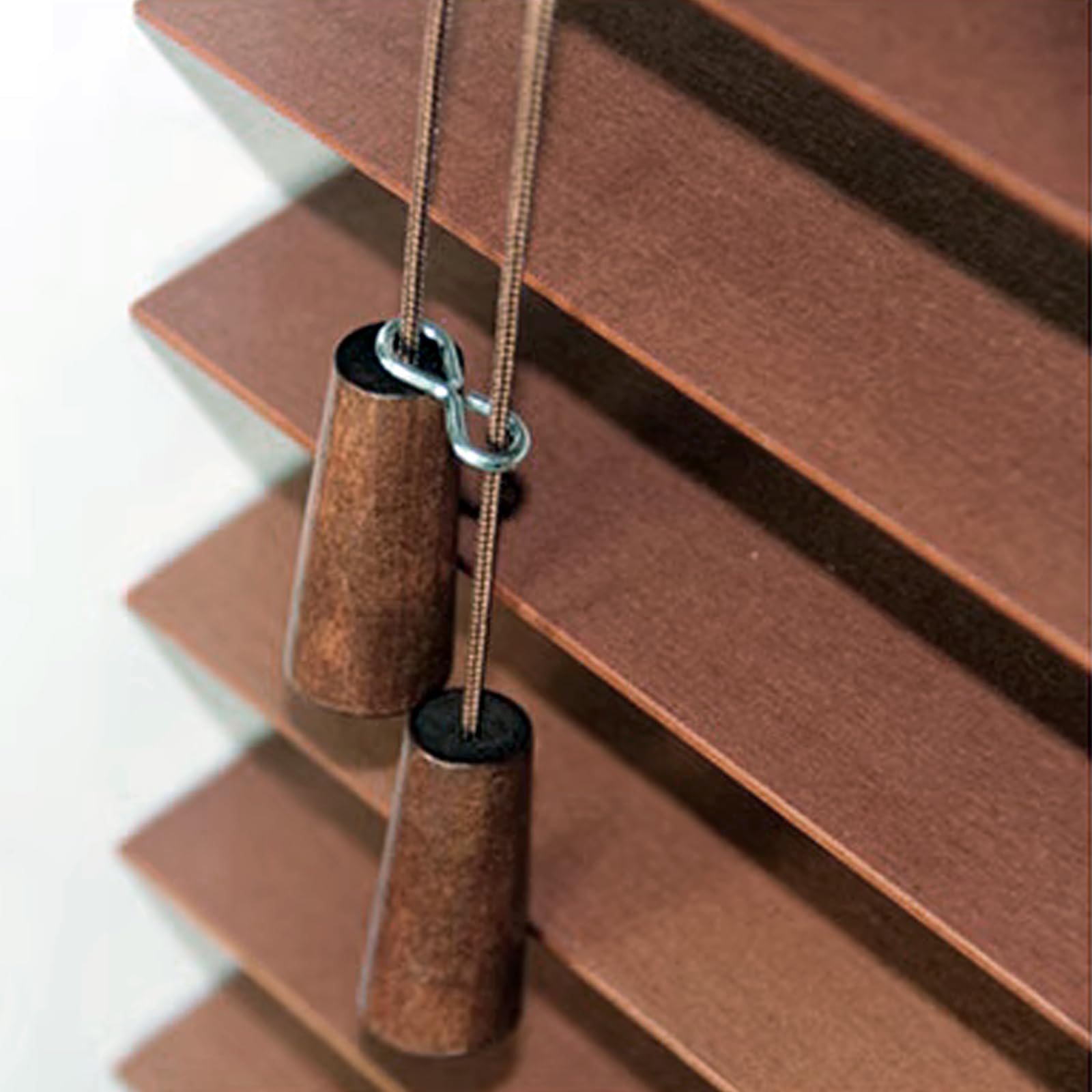 Persianas venecianas de madera con tratamiento opaco y riel de aluminio para total privacidad