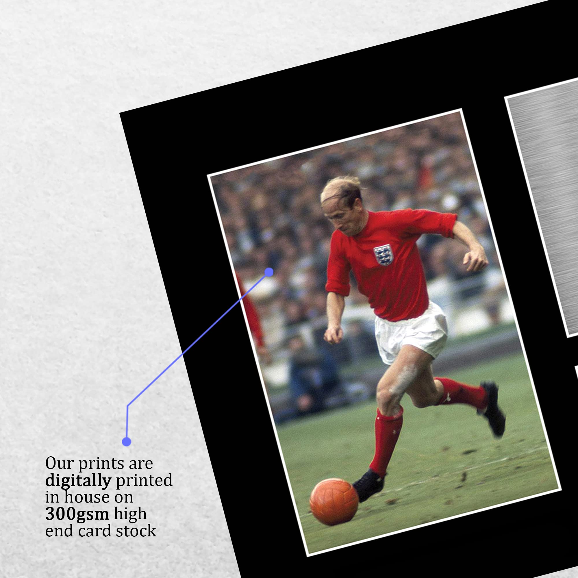 Photo Dédicacée De Bobby Charlton – Manchester United & England, Présentoir Avec Passe-partout