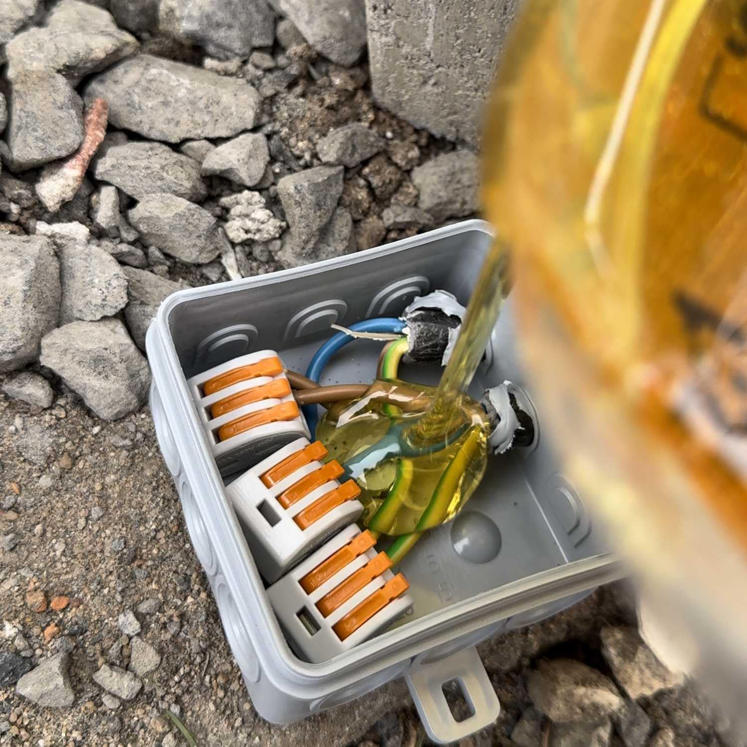 Resina epossidica per elettropressofusione IP68 e IP69 fino a 1000 Volt, 1280 g, marrone traslucido (trasparente) – impermeabile per scatole di derivazione, circuiti, manicotti per cavi, ecc.