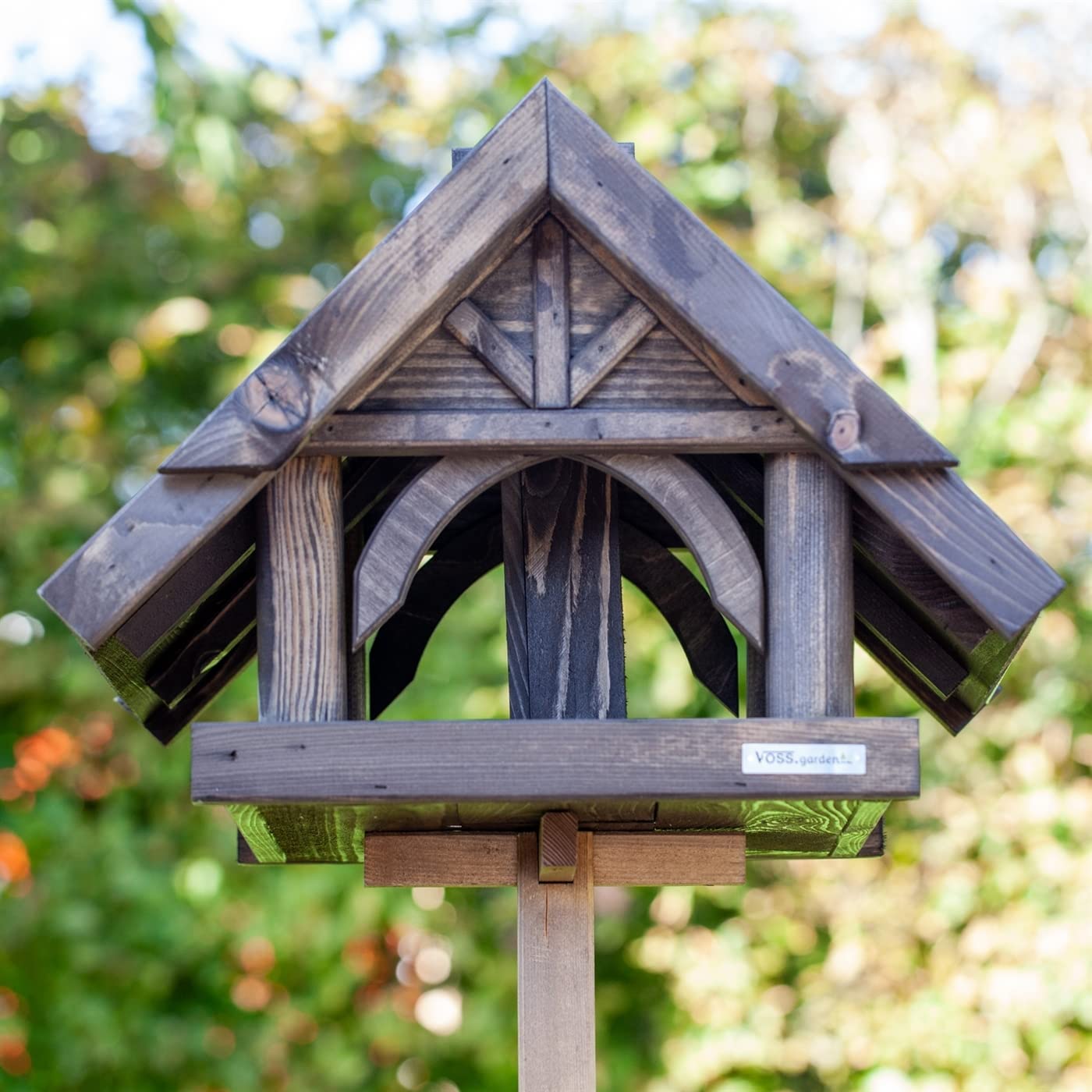 VOSS.garden Vogelhaus Sibo inklusive Standfuß und Futter-Schornstein, hochwertige imprägnierte Fichte, Vogelfutterstation Futterhaus Vogelhäuschen, Gesamthöhe 135cm