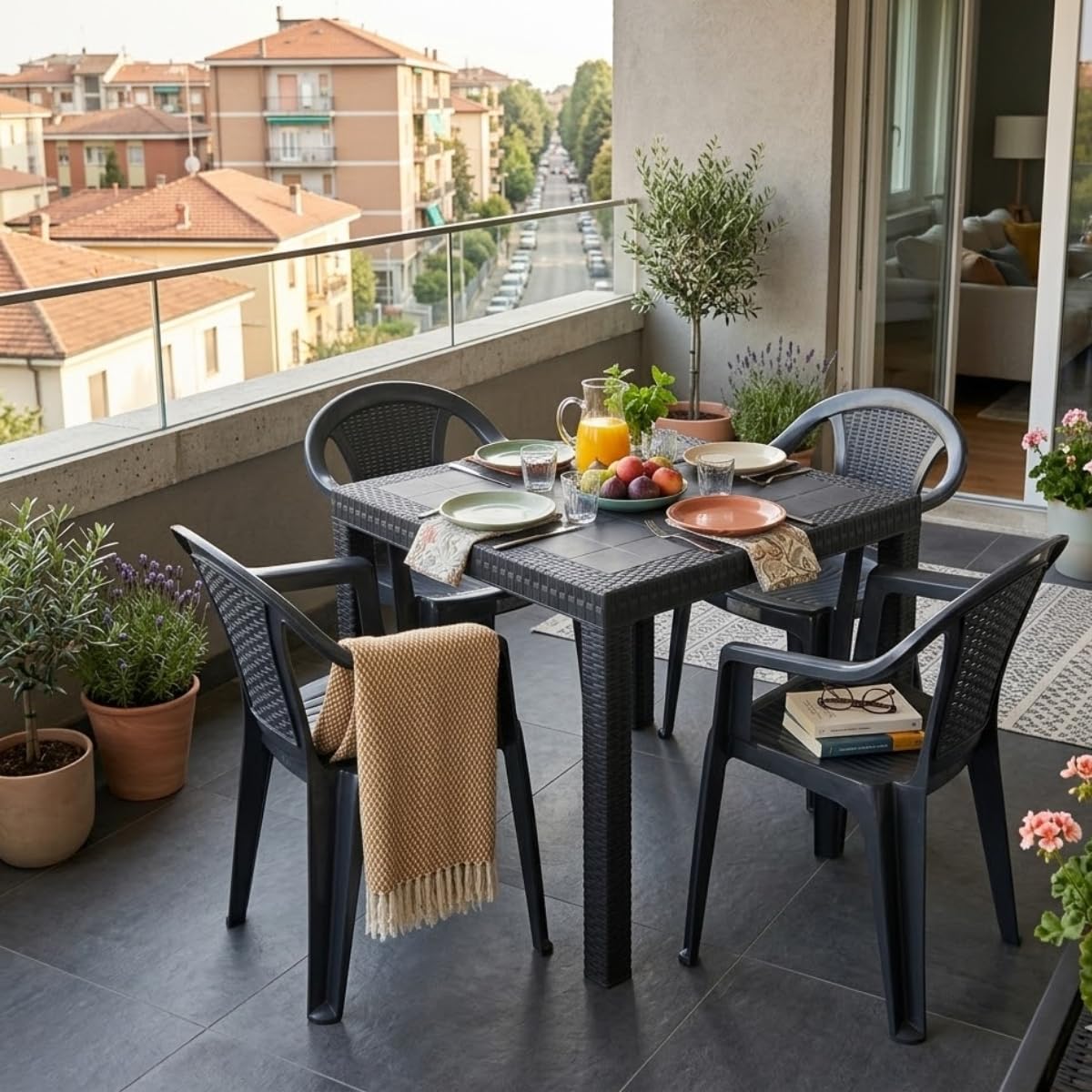 Tomaino - Set Tavolo con Sedie da Giardino in Plastica Effetto Rattan - Set da Pranzo Tavolo Quadrato con Foro Ombrellone e 4 Sedie Impilabili con Braccioli per Esterno, Terrazze, Bar, Ristoranti