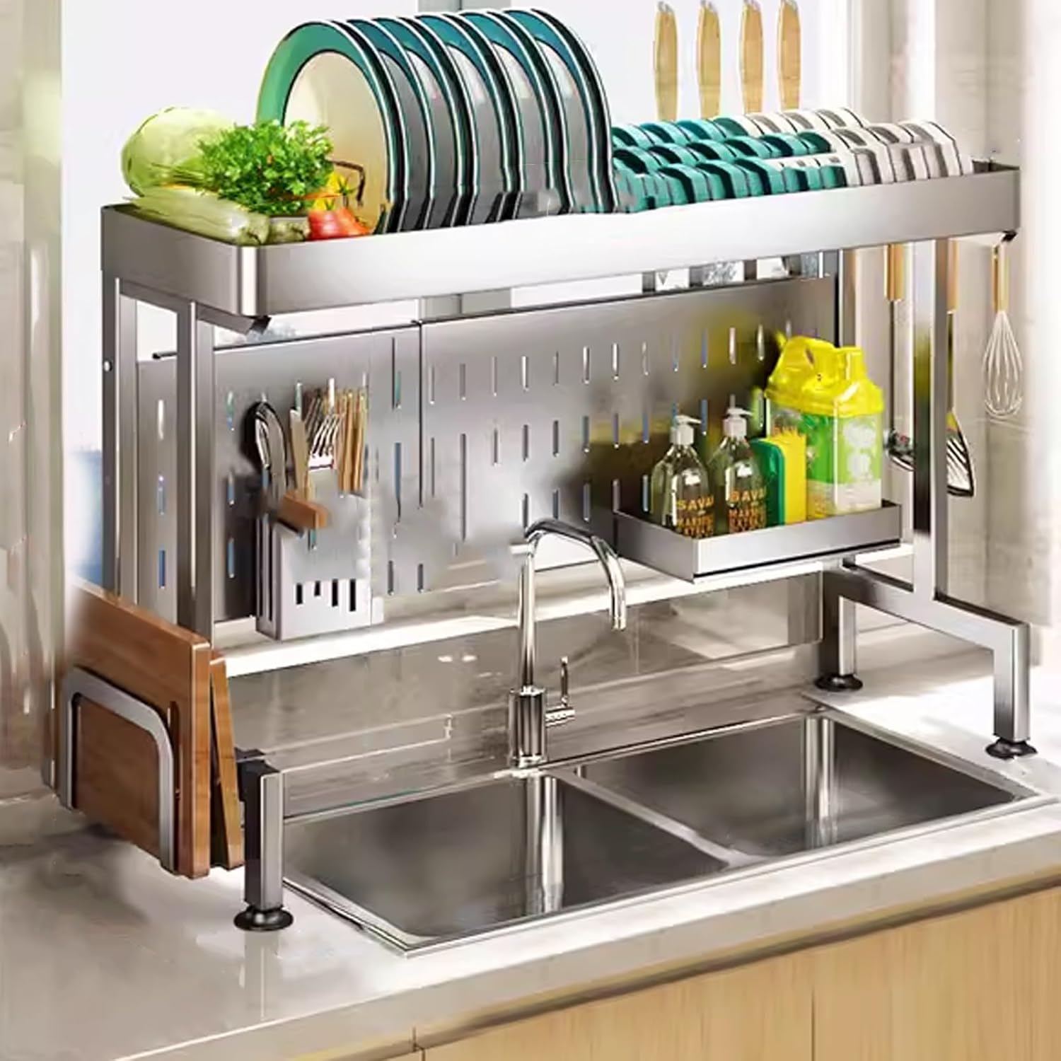 シンクの排水口の上に吊り下げバスケットが付いた調節可能な大型食器ラック。省スペースのキッチン。効率的な乾燥のための耐久性と機能性に優