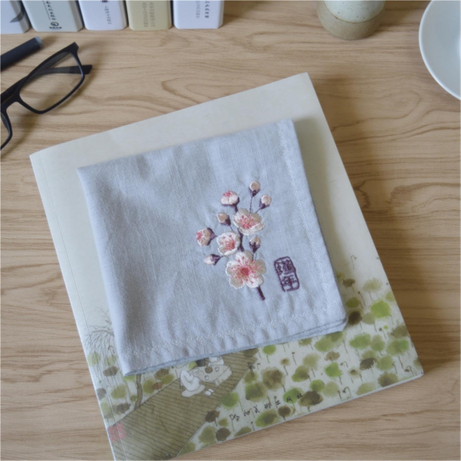 Fazzoletto piuttosto retrò con fiori ricamati in cotone for matrimonio