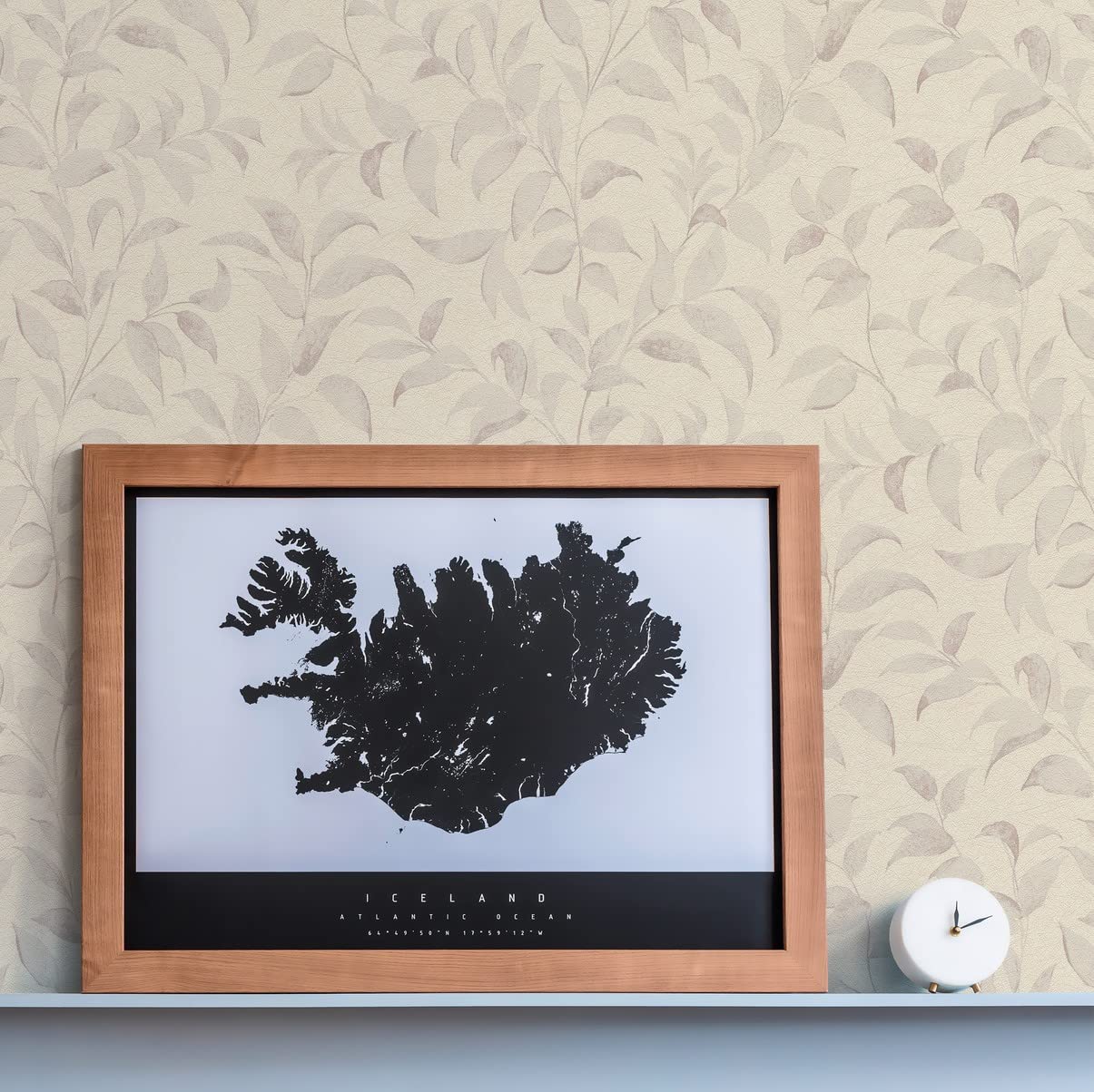Papier peint intissé motif feuilles pour créer un salon moderne gris argenté