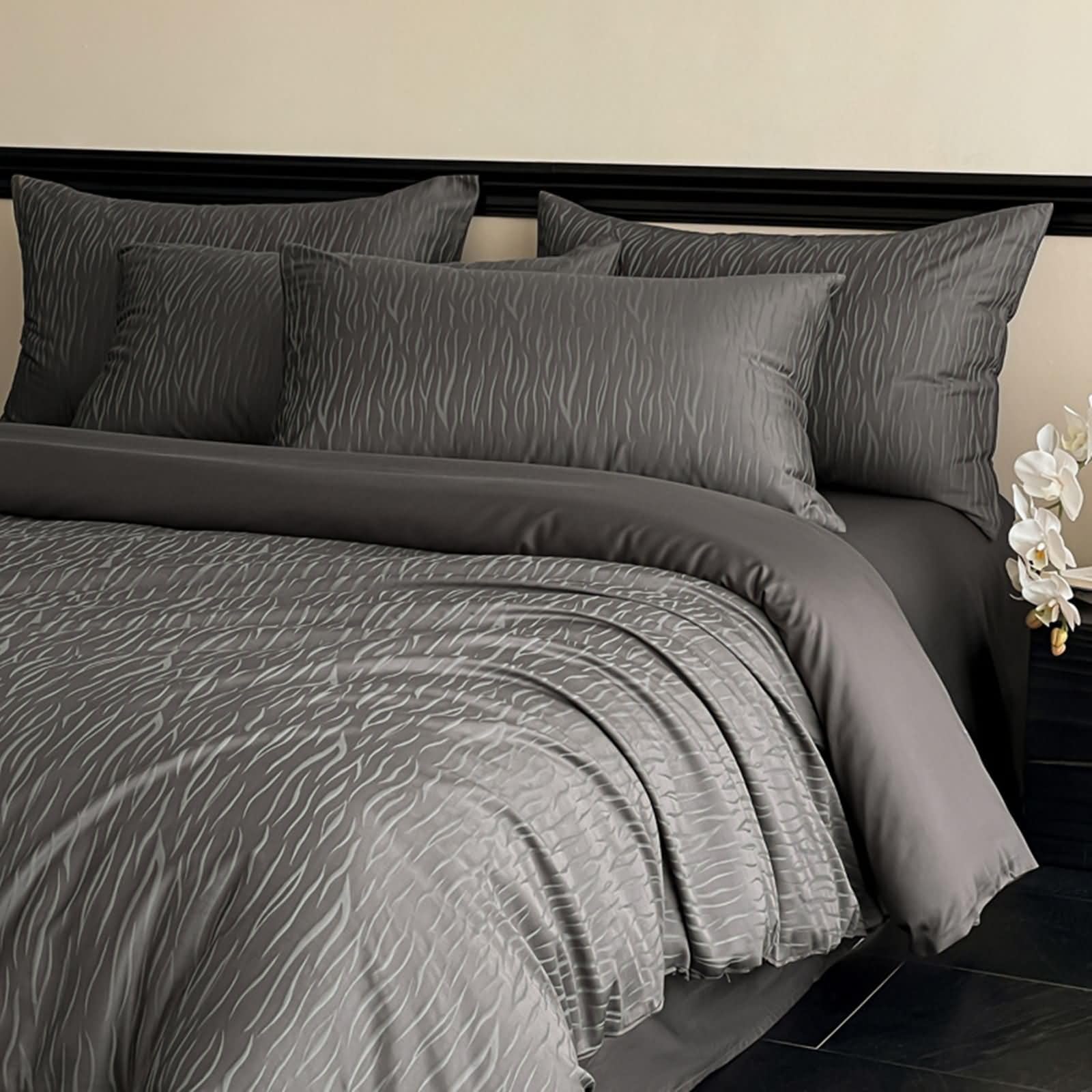 4-częściowy zestaw pościeli, poszwa na kołdrę 200 x 230 cm, prześcieradło górne 245 x 245 cm, 2 poszewki na poduszki, wzór w paski, miękki lyocell, ciemnoszary