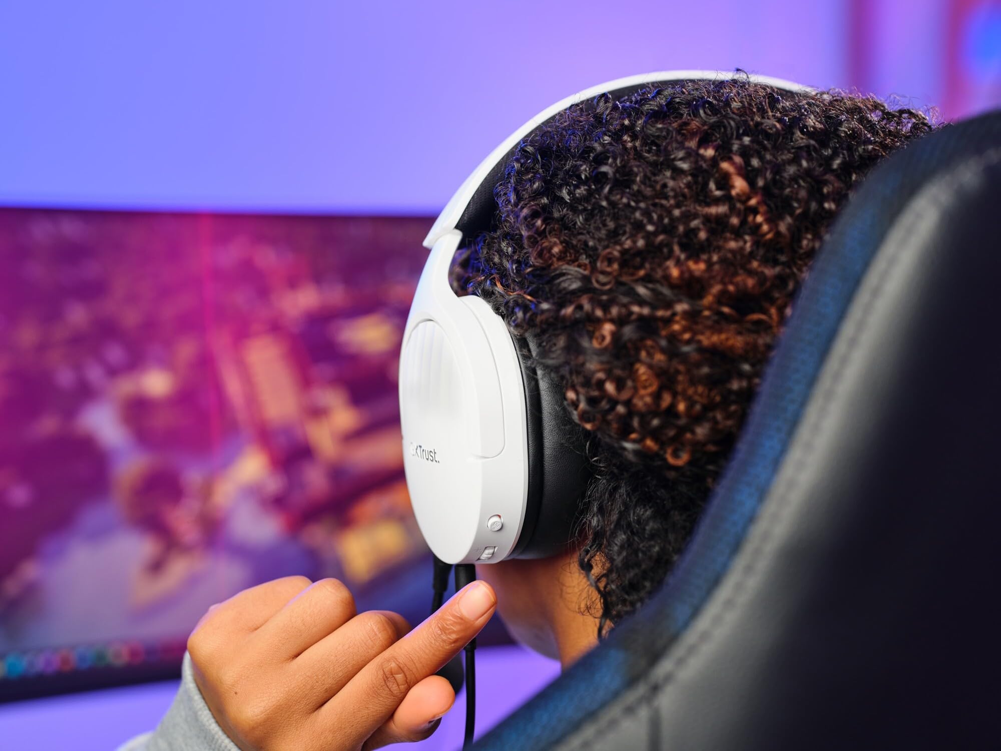 Trust Gaming GXT 489W Fayzo Cascos Gaming para PC, PS5, PS4, Xbox Series X|S, Switch, Mobile, 3.5 mm, 35% Plástico Reciclado, Auriculares Over-Ear Micrófono con Cancelación de Ruido - Blanco