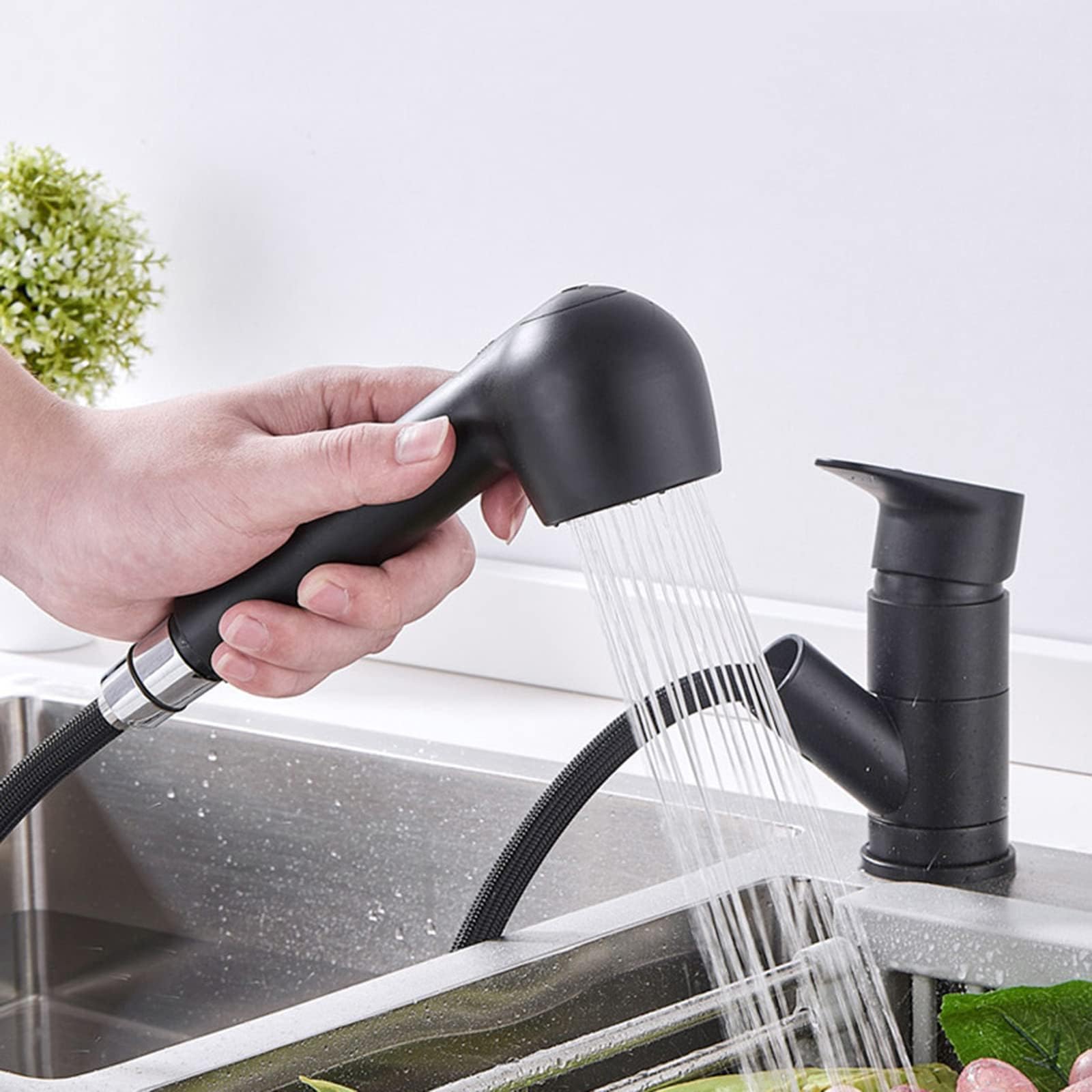 Robinet de cuisine extensible noir mat idéal pour nettoyer les grands éviers