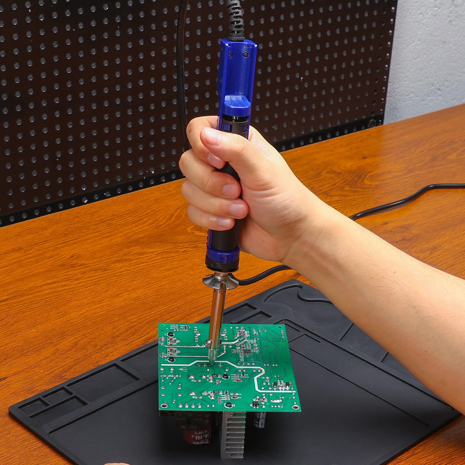WEP 929D-V 2 EN 1 kit de soudage et dessoudage avec pompe a dessouder électrique, 5 buses 0,8/1,0/1,2/1,5 mm, support, éponge, broche de nettoyage pour dessoudage, pompe à dessouder intégrée (EU)