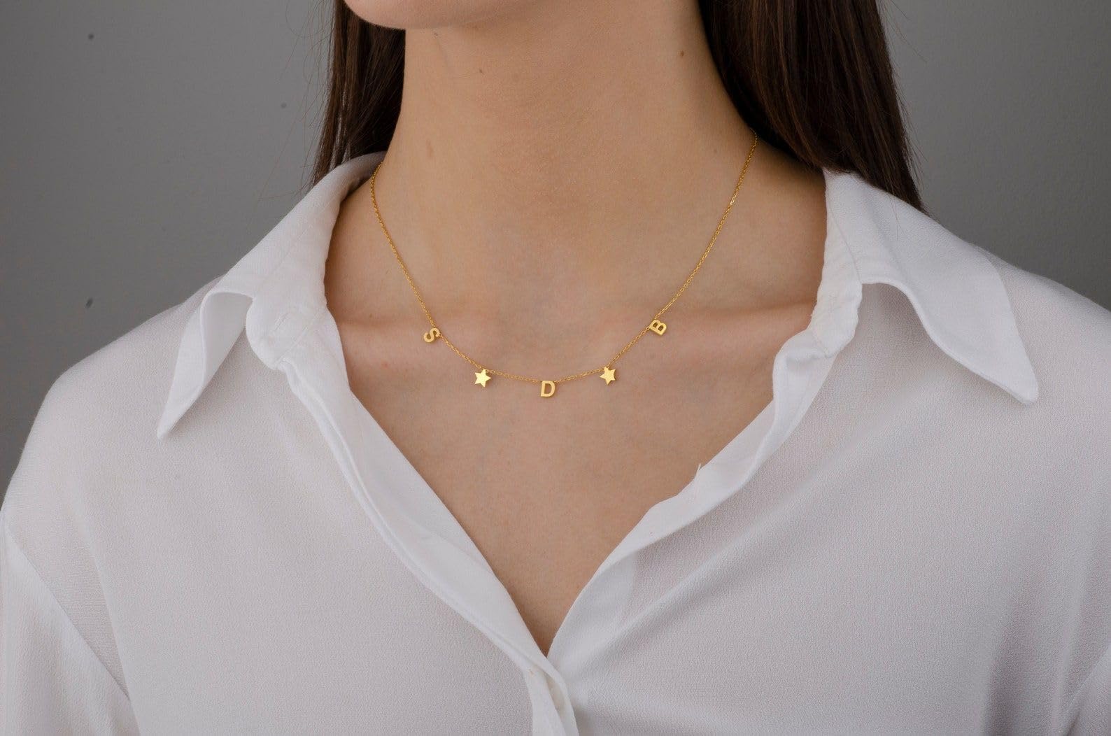Su misura collana con iniziale, personalizzato lettera delicato ciondolo per lei damigella Natale