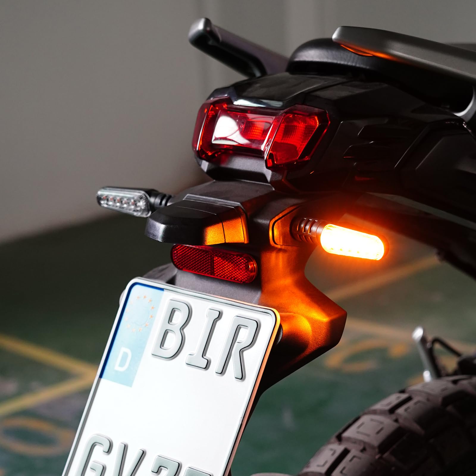 evermotor Frecce a LED per moto, 12 V, 2,4 W, 4 indicatori di direzione omologati, 6 LED molto luminosi per indicatore, impermeabile IP67, universale, retro nero, per scooter e quad, ATV