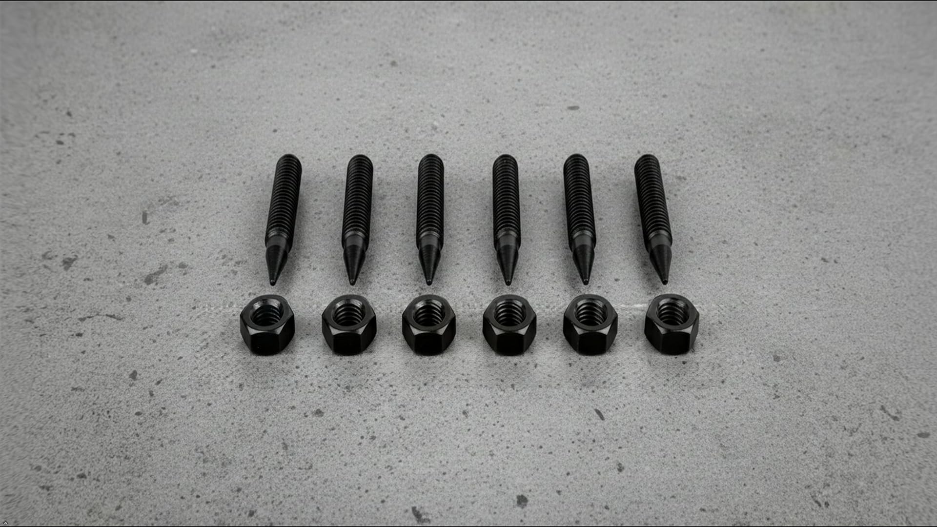 PrecisionGeek - M8 Pointes de Haut-Parleur (M8 x 45 mm | Acier Noirci) – Lot de 4 – Pointes HiFi Antivibrations et Pieds d’Isolation pour Enceintes, Amplificateurs, Caissons et Supports Audio