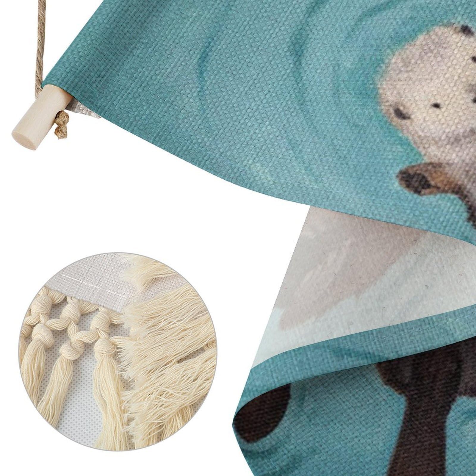 FekiLoot Otters Holding Hands - Póster colgante de algodón y lino con borlas, tapiz vertical para colgar en la pared de 10 x 19.6 pulgadas con clavija de madera, decoración de pared decorativa para