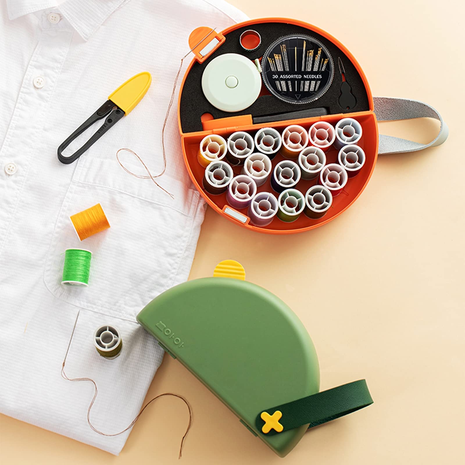 Kit de costura, caja de costura, mini caja de almacenamiento de kit de costura, la caja de costura es fácil de transportar y almacenar adecuada para estudiantes, viajes, principiantes, familias, verde