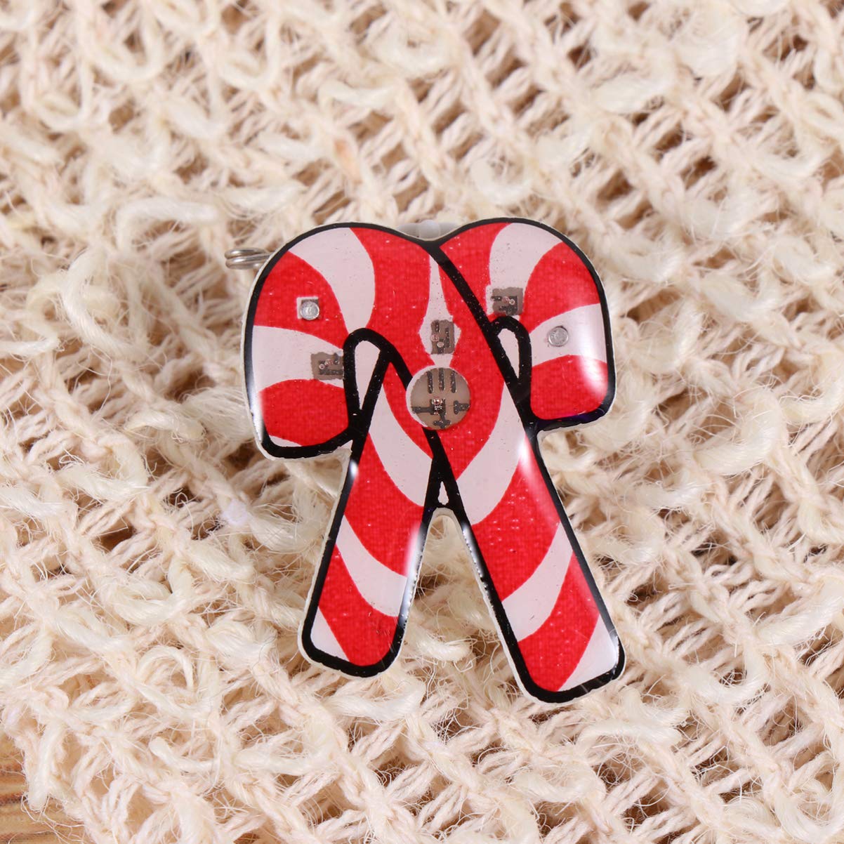 Amosfun Lot de 25 broches LED lumineuses de Noël en émail épinglettes badge fête de Noël préféré bonhomme de neige bijoux cadeaux pour enfants adultes