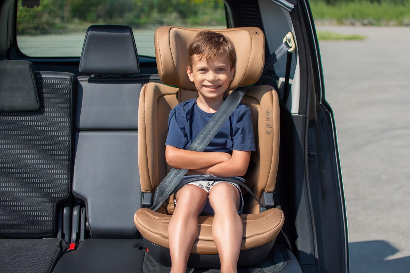 4Baby Kindersitz mit einfache ISOFIX-Montage App-Fix, 100-150 cm, verstellbar,15-36 kg, i-Size (Mokka)
