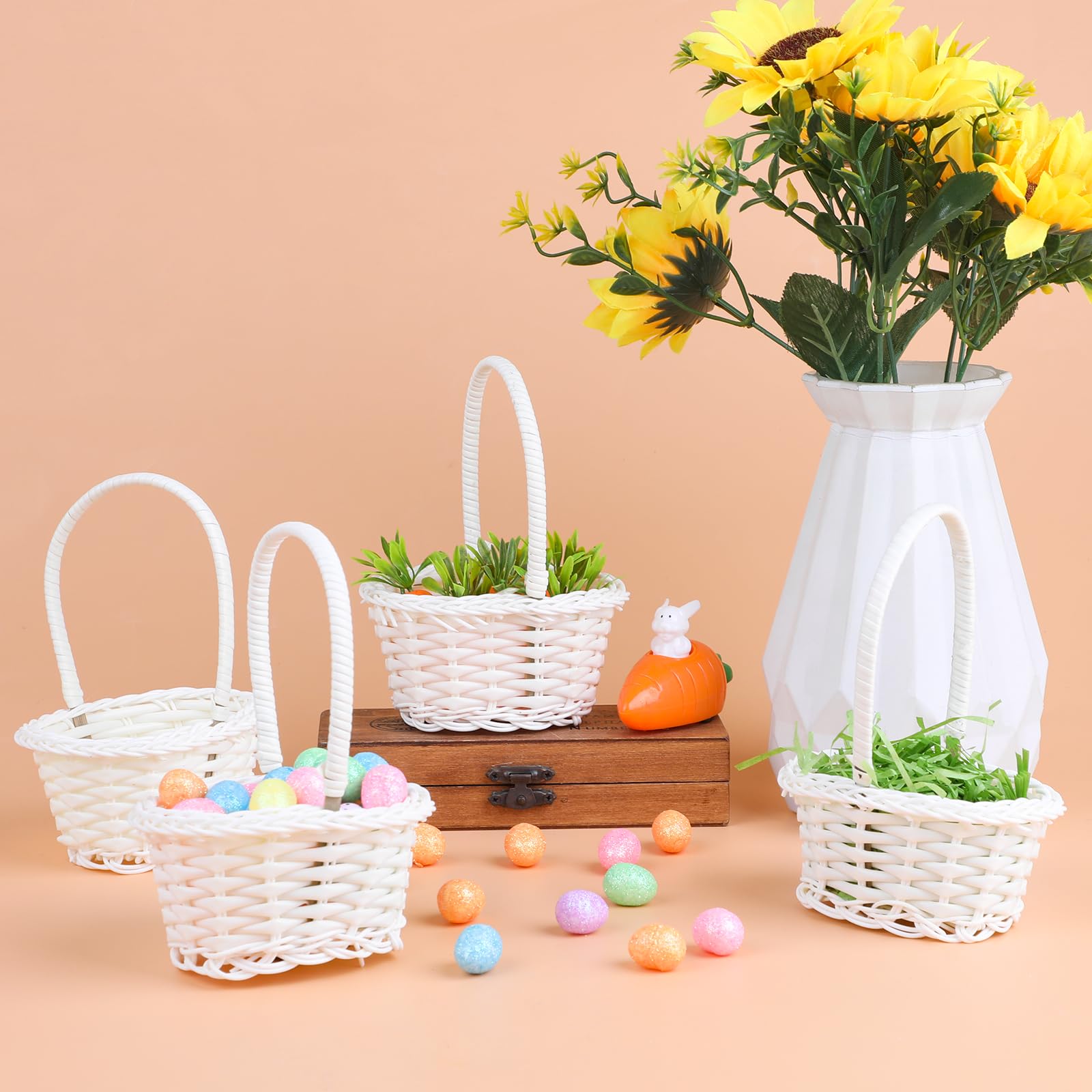 FOIMAS Confezione da 12 mini cestini pasquali con manici, 100 uova di Pasqua colorate e 12 carote in schiuma di rafia, decorazioni per capannoni per feste di Pasqua
