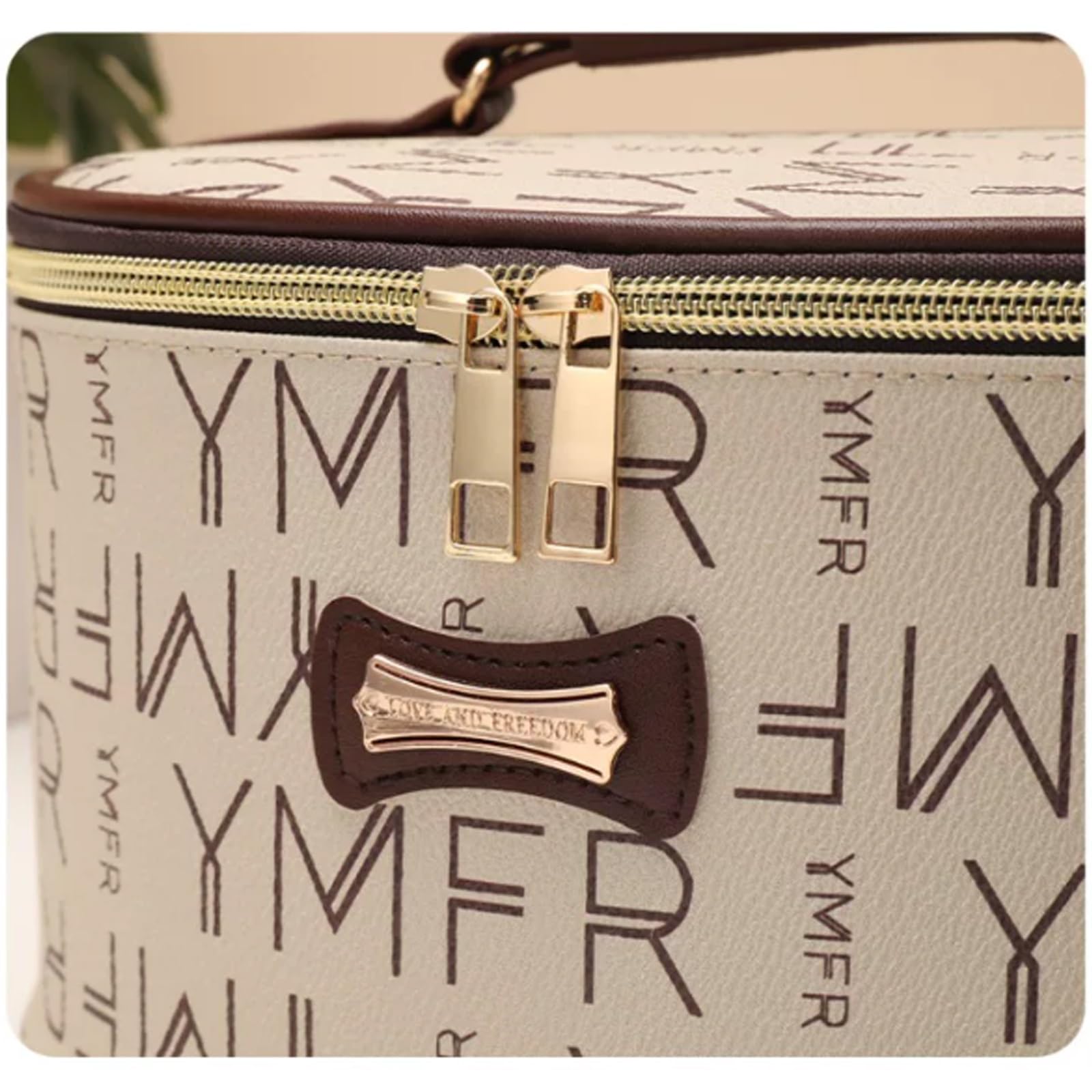 Borsa da Toilette Impermeabile, Portatile Porta Trucchi, Ideale per le Donne, con Divisorio Integrato, Facile da Pulire, Ampio Scomparto per Mantenere un Look Impeccabile Sempre(Coffee)