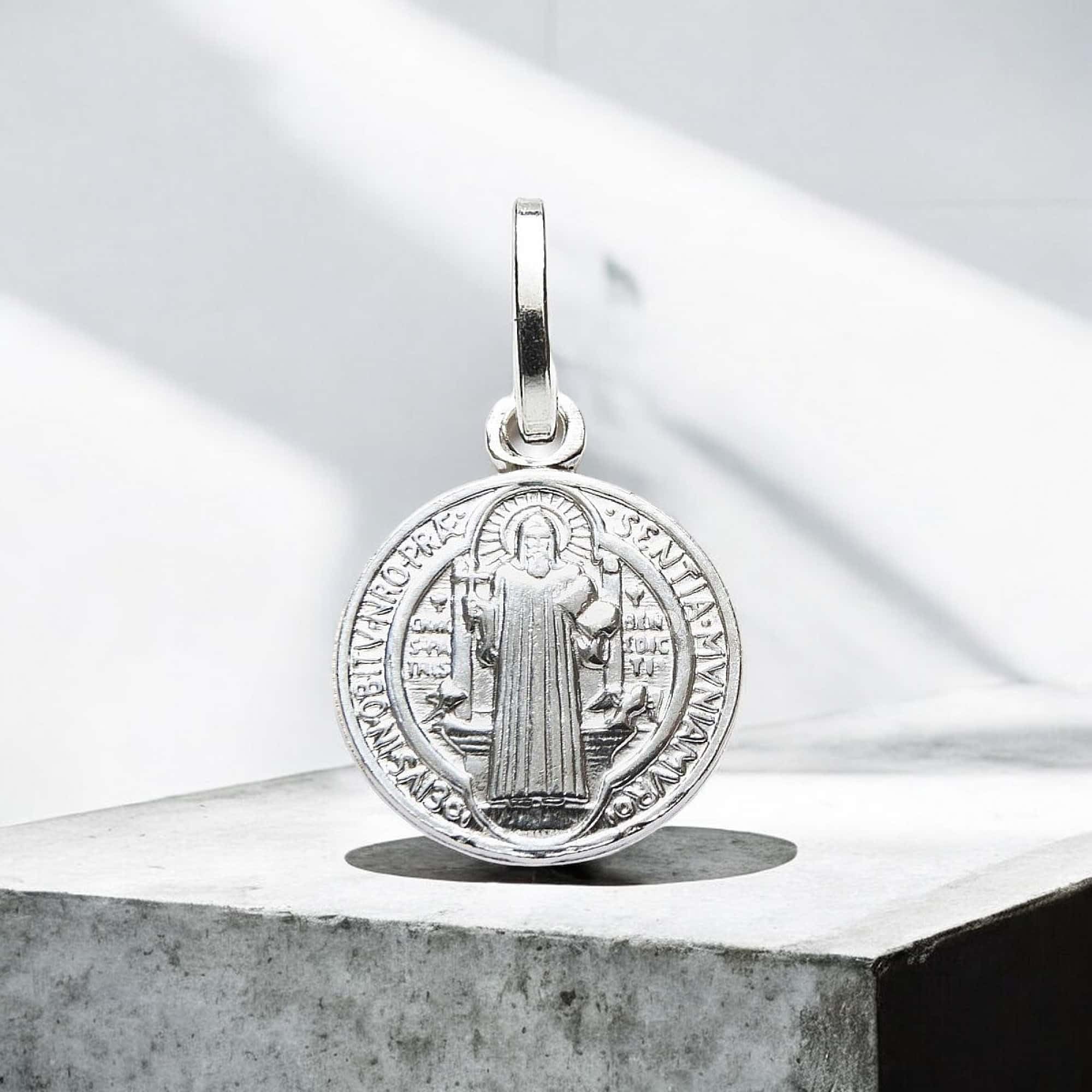 arana's - Medalla San Benito en Plata de ley 925 - Tamaño pequeño de 10mm diametro especial para colgante o pulsera hombre mujer y niños - Cruz San Benito amuleto de la suerte religioso