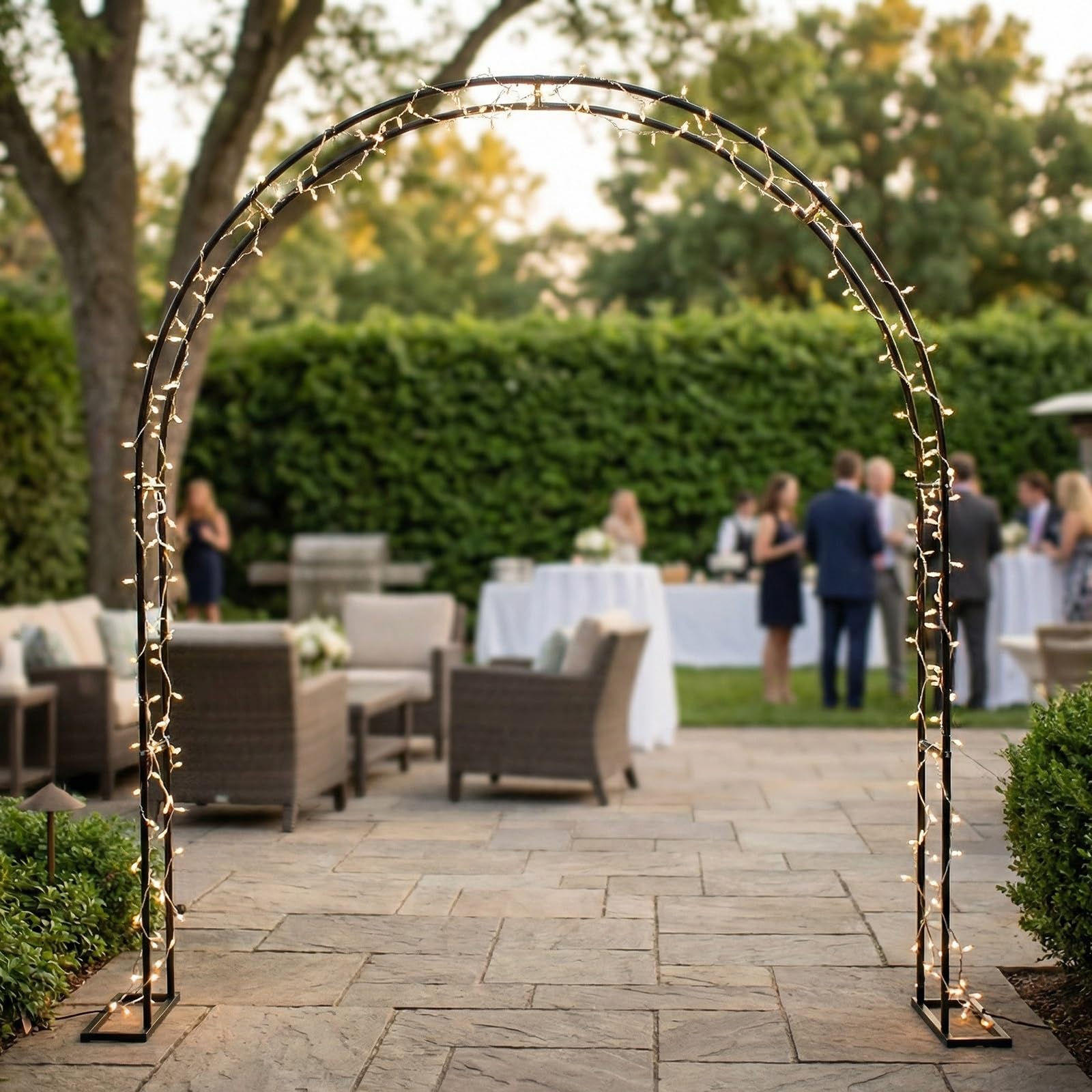 Arche de jardin en métal pour un passage fleuri romantique