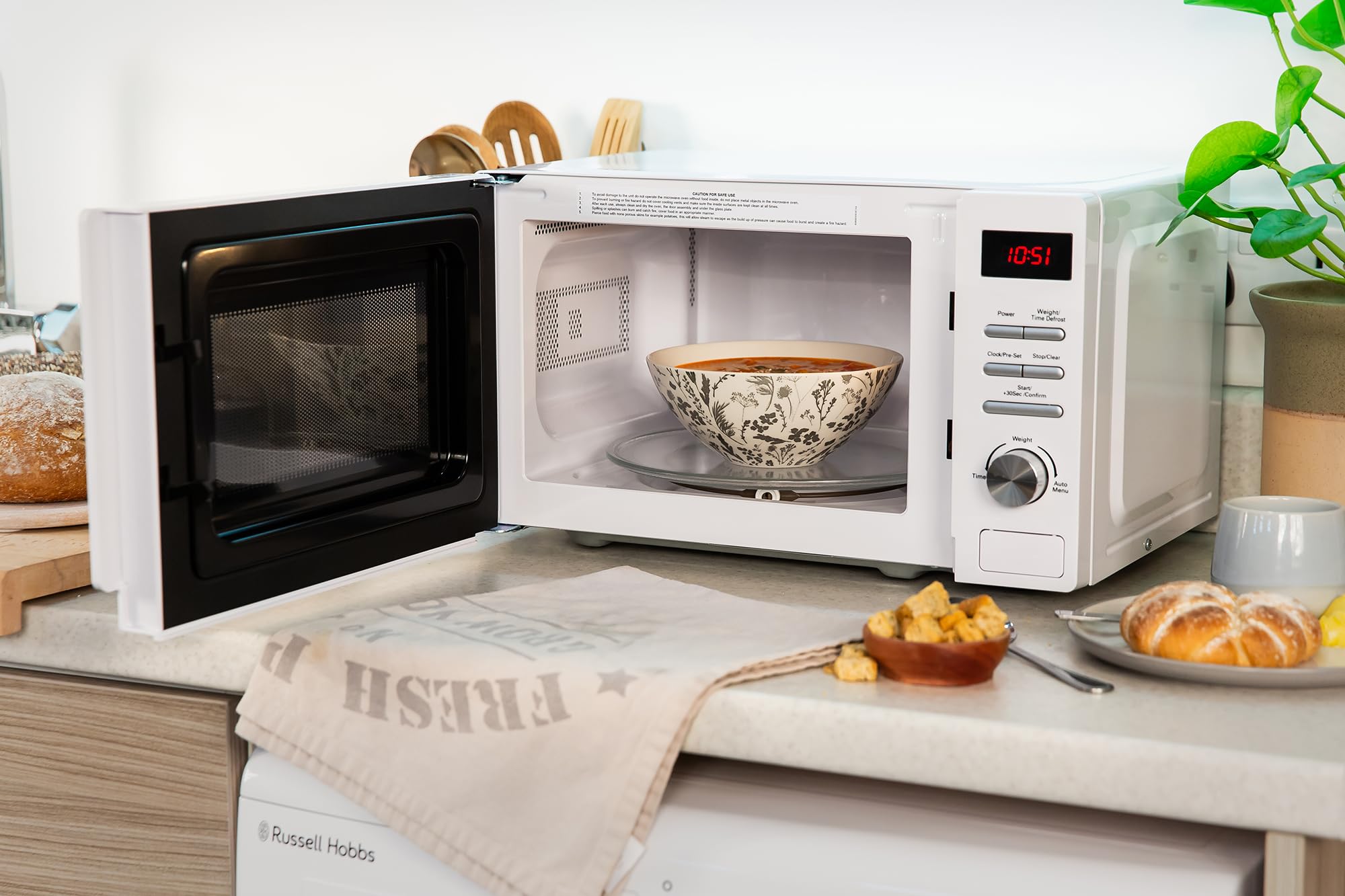 Russell Hobbs RHM2079A Digitale Solo-Mikrowelle 20 L 800 W 5 Leistungsstufen automatisches Auftauen 8 Kochmenüs Uhr Timer Weiß