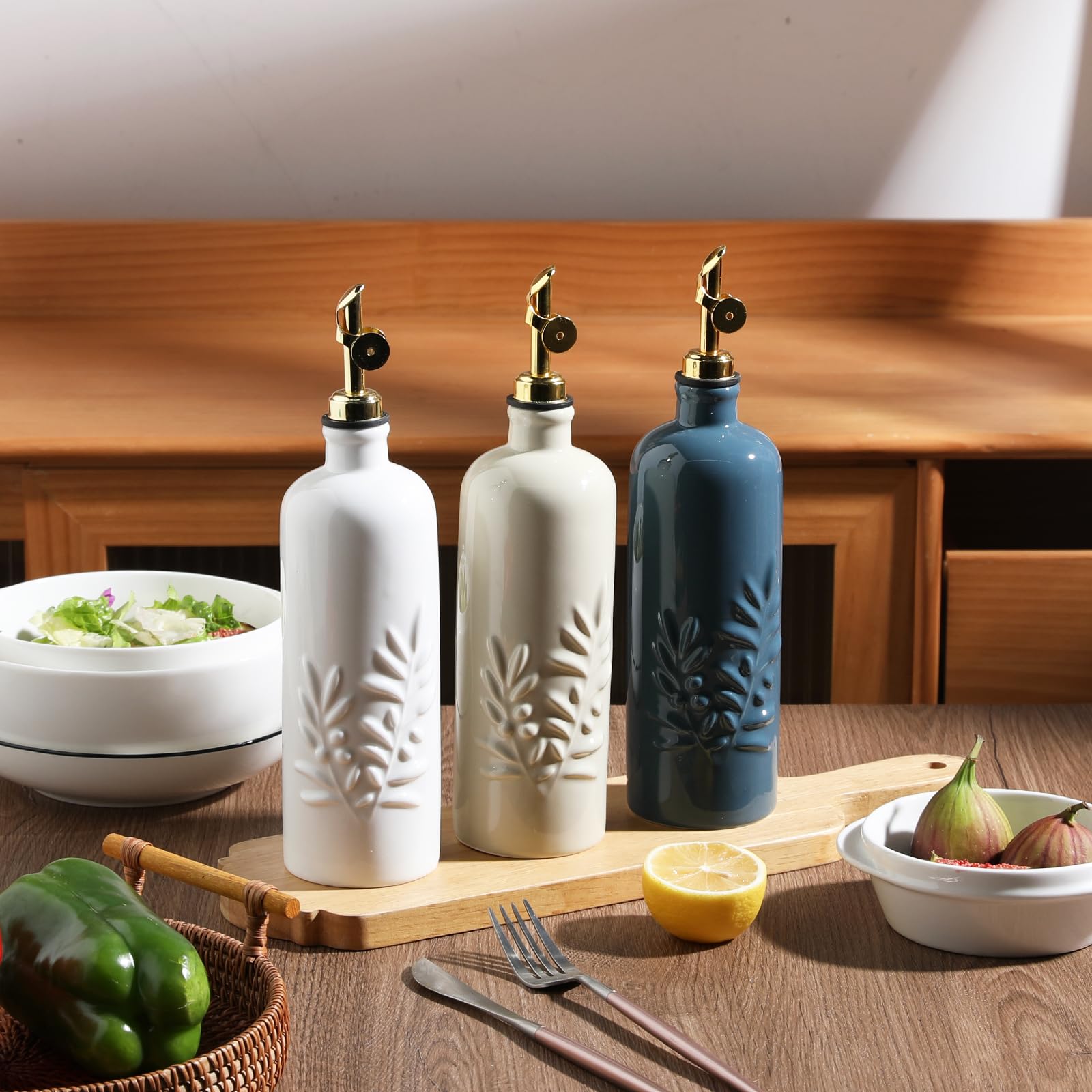 Sweejar Home Bouteille de 530 ml pour huile de cuisine avec bec à gravité, distributeur d'huile d'olive en céramique, récipient opaque en relief pour huile d'olive extra vierge, vinaigre, sauce soja
