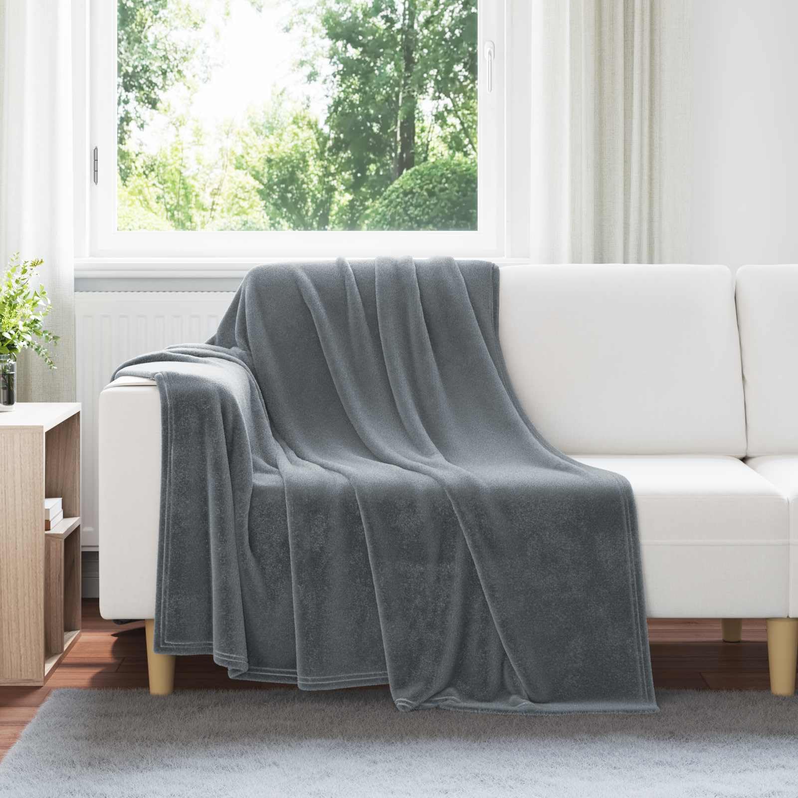 Plaid gris foncé moelleux pour éliminer le froid sur le canapé du salon