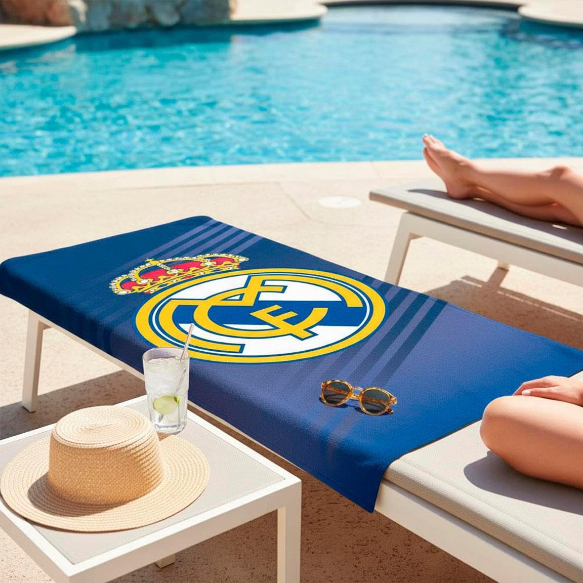 Toalla Real Madrid Oficial con Escudo y Colores del Club para Playa, Piscina, Baño o Deporte
